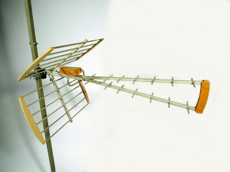 antena television aluminio plastico 52x100x55 (15eu.) 1u